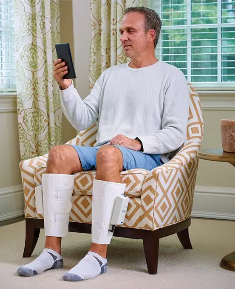El VascuEase™ es un innovador sistema de compresión neumática portátil diseñado para prevenir la Trombosis Venosa Profunda (TVP) en pacientes no ambulatorios VascuEase™ Sistema Portátil para Prevención de Trombosis Venosa Profunda (TVP)