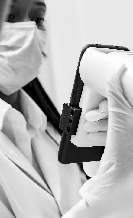Gynocular® en evaluación ginecológica Especialista utilizando el colposcopio Gynocular® durante una evaluación ginecológica